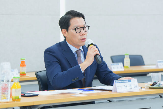 8일 파주시의회에서 열린 경기도북부시군의장협의회 제113차 정례회의에 참석한 임종훈 포천시의회 의장이 자신이 건의한 안건에 대해 설명하고 있다. 포천시의회 제공