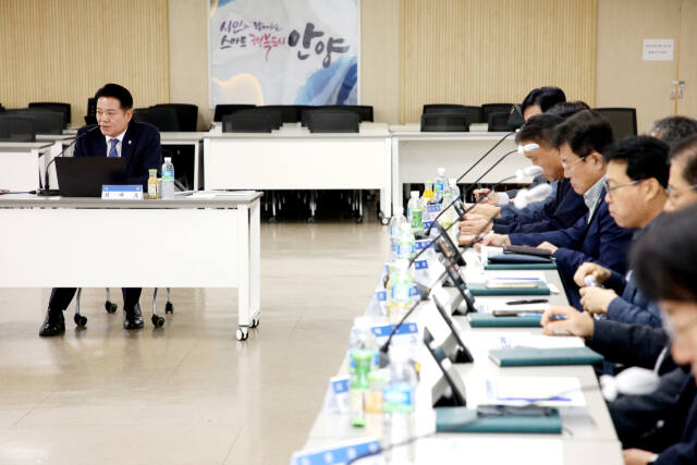 안양시가 시청 상황실에서 안양시 물순환 기본계획 수립을 위한 용역 최종보고회를 개최했다. 안양시 제공