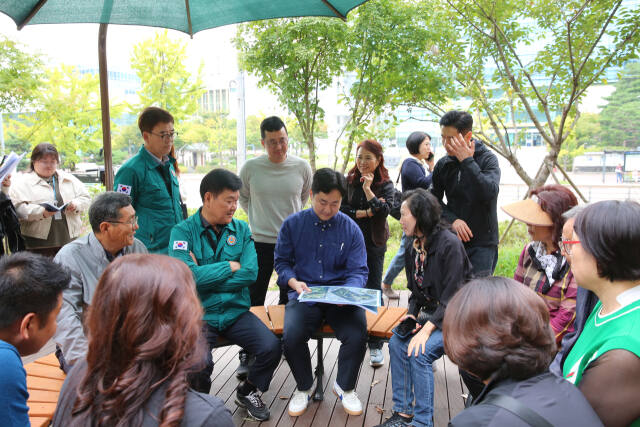 이상수 장안구청장이 지난 7일 주민들과 함께 조원1‧2동 주요 사업 현장을 점검하고 있다. 장안구 제공