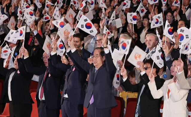 한덕수 국무총리가 9일 서울 종로구 세종문화회관 대극장에서 열린 제578돌 한글날 경축식에서 참석자들과 만세삼창 하고 있다. 연합뉴스