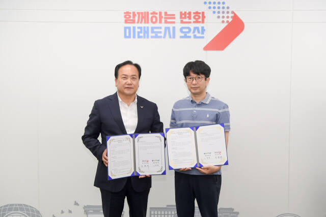 이권재 시장이 서울어린이병원이 소아진료지역 협력체계 구축 시범사업 업무협약을 하고 기념사진을 촬영하고 있다. 오산시 제공