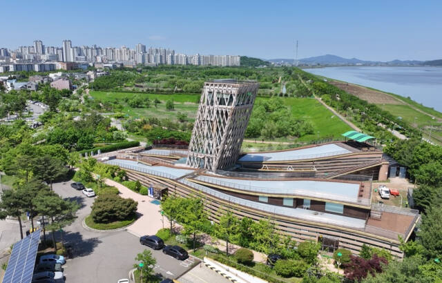 김포한강야생조류생태공원이 산림청이 공모한 ‘2024년 녹색도시 우수사례 공모’에서 도시숲 분야 우수상(산림청장상)을 수상했다. 김포시 제공
