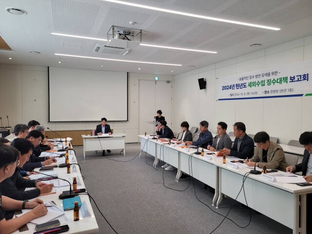 홍지선 남양주시 부시장이 회의실에서 ‘2024년 세외수입 징수대책 보고회’를 열고 있다. 남양주시 제공