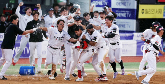 9일 수원 KT위즈파크에서 열린 2024 프로야구 신한 SOL뱅크 KBO 포스트시즌 준플레이오프 4차전 LG 트윈스와 경기에서 연장 11회말 끝내기 안타를 친 KT 심우준이 동료들과 기뻐하고 있다. 연합뉴스