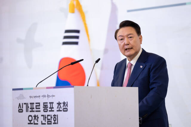 지난 9일 싱가포르를 방문한 윤석열 대통령이 샹그릴라 호텔에서 열린 동포 오찬 간담회에서 발언하고 있다. 연합뉴스