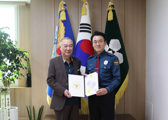 이강석 안산단원서장이 순찰활동을 통해 알게된 한부모 가정 청소년들에게 피아노를 선물한 김 대표에게 감사장을 전하고 있다. 안산단원서 제공