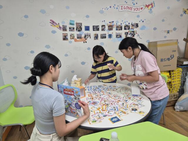 경기대 예그리나팀이 구운초 4학년 학생을 대상으로 강점을 통한 진로탐색 멘토링을 실시하고 있다. 구운초 제공