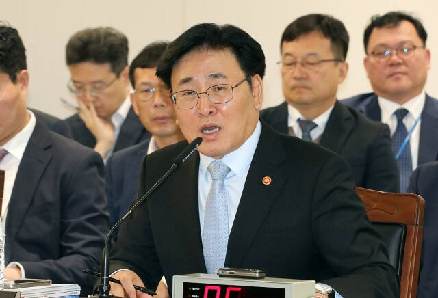 과학기술정보통신부 유상임 장관이 8일 오전 정부세종청사에서 열린 국회 과학기술정보방송통신위 국정감사에서 위원들의 질의에 답하고 있다. 연합뉴스