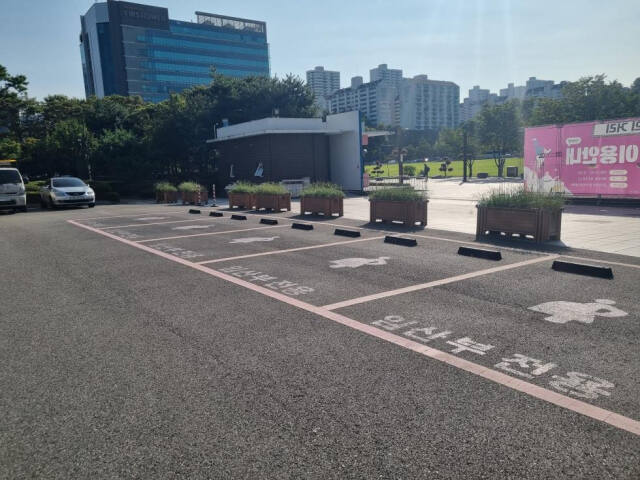 경기도내 한 공공청사에 임산부 전용 주차구역의 안내판이 설치되지 않은 모습. 경기도 제공