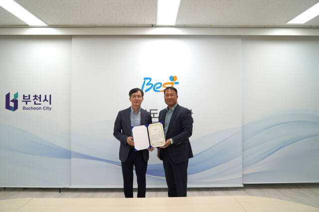 원명희 부천도시공사 사장(왼쪽)과 문병국 도시재생안전협회 회장이 기념촬영을 하고 있다. 부천도시공사 제공