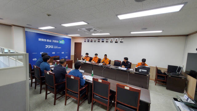 남양주소방서 관계자들이 남양주남·북부경찰서 관계자들과 회의실에서 긴급신고 공동대응 협의회를 진행하고 있다. 남양주소방서 제공