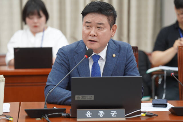 더불어민주당 윤종군 의원이 10일 국회 국토교통위원회 국정감사에서 이한준 LH 사장을 향해 질의하고 있다. 의원실 제공