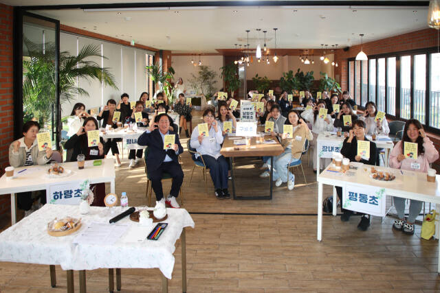 10일 주광덕 남양주시장이 평내·호평지역 15개 초·중·고등학교 학부모회 임원진들과 같이 학부모 미래교육공동체 아카데미에서 기념촬영을 하고 있다. 남양주시 제공