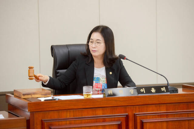8일 오전 용인시의회에서 이윤미 의회운영위원회 위원장이 제287회 임시회 개회 일정 안건에 대한 회의를 진행하고 있다. 용인특례시의회 제공