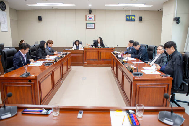 8일 오전 용인시의회에서 의회운영위원회 위원들이 제287회 임시회 개회 일정을 논의하고 있다. 용인특례시의회 제공