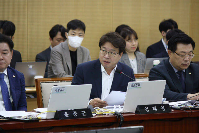 국회 국토교통위원회 소속 더불어민주당 염태영 의원이 11일 국토교통위원회 국정감사에서 질의를 하고 있다. 의원실 제공