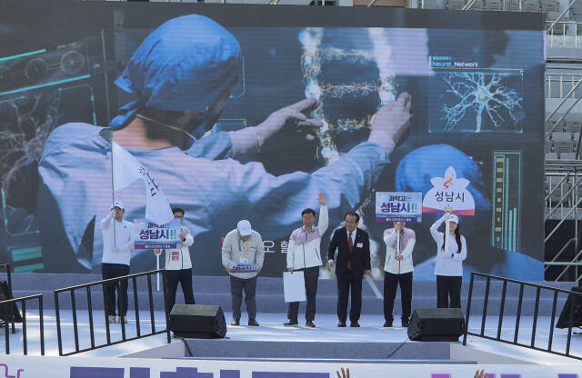 11일 성남종합운동장서 열린 제18회 경기도장애인생활체육대회 개회식에서 시·군 선수단이 차례로 입장한 가운데 31번째로 성남시 선수단이 입장하고 있다. 임창만기자