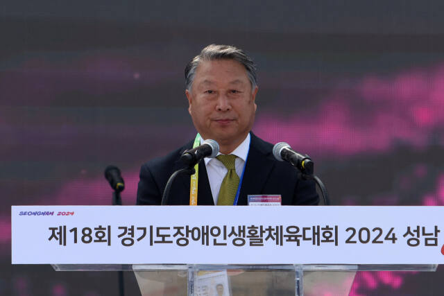11일 성남종합운동장서 열린 제18회 경기도장애인생활체육대회 개회식에서 염경훈 경기도장애인체육회 부회장이 개회선언을 하고 있다.도장애인체육회 제공