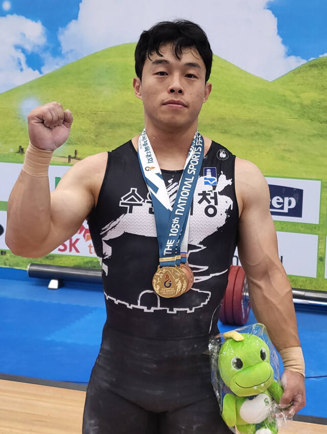역도 남자 일반부 73㎏급서 2관왕에 오른 수원시청 이상연.황선학기자