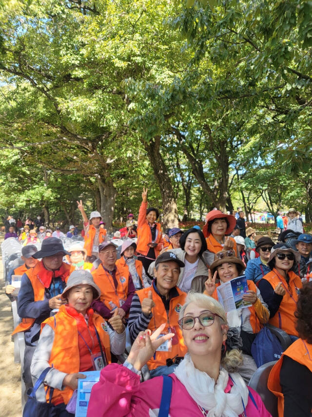 지민희 의원과 양평군 맨발걷기협회 회원들이 함양군 걷기행사에 참가하고 있는 모습. 양평군의회 제공