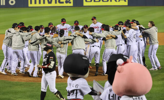 11일 오후 서울 잠실야구장에서 열린 2024 프로야구 신한 SOL뱅크 KBO 포스트시즌 준플레이오프 KT 위즈와의 5차전서 승리해 플레이오프에 오른 LG 트윈스 선수들이 어깨동무를 하며 기쁨을 나누고 있다.연합뉴스