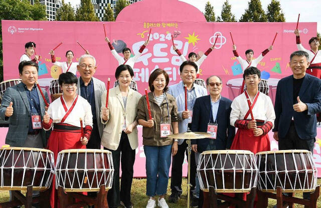 홈플러스는 사단법인 스페셜올림픽코리아와 함께 지난 5일 서울숲에서 개최한 ‘2024 두드림 페스티벌’에서 나경원 명예회장(가운데) 등이 기념사진을 찍고 있다. 연합뉴스