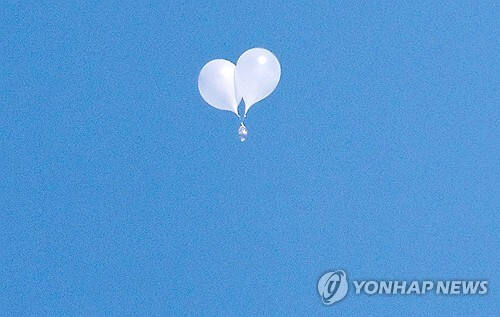 (서울=연합뉴스) 임헌정 기자 = 북한이 띄워 날린 대남 쓰레기 풍선이 8일 오전 서울 종로구 상공을 날고 있다. 북한은 전날에 이어 이틀 연속 풍선을 띄웠다. 북한은 올해 들어 이번까지 26차례에 걸쳐 남쪽으로 풍선을 날려 보냈다. 2024.10.8 kane@yna.co.kr