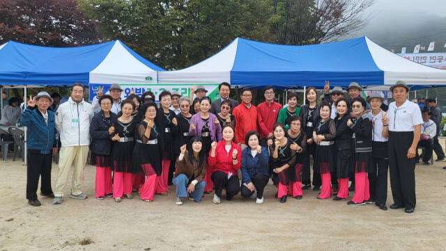 12일 남양주시 수동중학교에서 열린 ‘2024년 수동면 면민 체육대회’에서 조성대 남양주시의회 의장을 비롯해 유낙준 국민의힘 남양주 갑 당협위원장, 전혜연 시의원, 박윤옥 시의원 등이 기념촬영을 하고 있다. 김태우기자