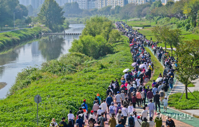 12일 오전 의정부시 중랑천 동막교 광장에서 열린 '2024 한마음 건강걷기 대회'에서 참석자들이 중랑천변을 걷고 있다. 윤원규기자
