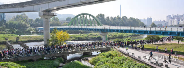 12일 오전 의정부시 중랑천 동막교 광장에서 열린 '2024 한마음 건강걷기 대회'에서 참석자들이 중랑천변을 걷고 있다. 윤원규기자