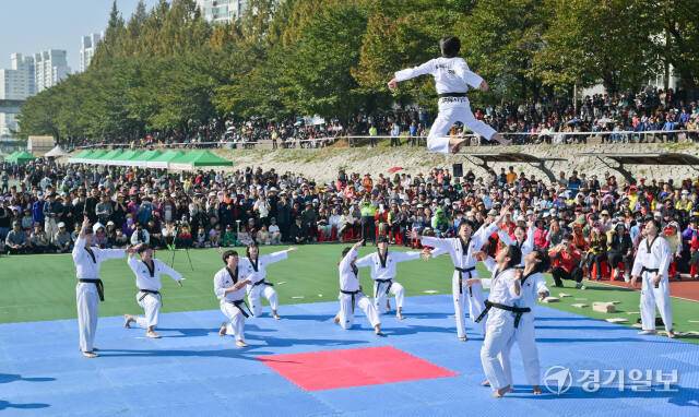 12일 오전 의정부시 중랑천 동막교 광장에서 열린 '2024 한마음 건강걷기 대회'에서 의정부시 태권도 시범단이 화려한 격파 시범을 선보이고 있다. 윤원규기자