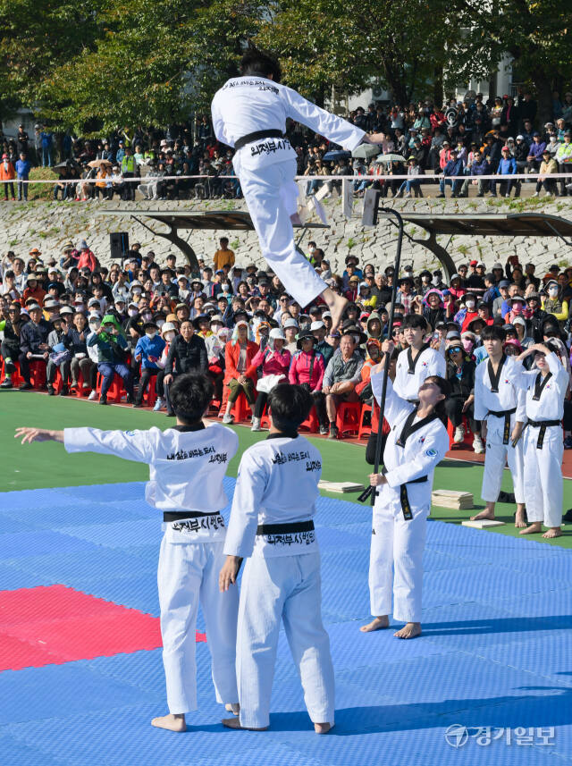 12일 오전 의정부시 중랑천 동막교 광장에서 열린 '2024 한마음 건강걷기 대회'에서 의정부시 태권도 시범단이 화려한 격파 시범을 선보이고 있다. 윤원규기자