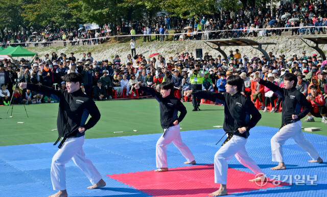 12일 오전 의정부시 중랑천 동막교 광장에서 열린 '2024 한마음 건강걷기 대회'에서 의정부시 태권도 시범단이 화려한 공연을 선보이고 있다. 윤원규기자