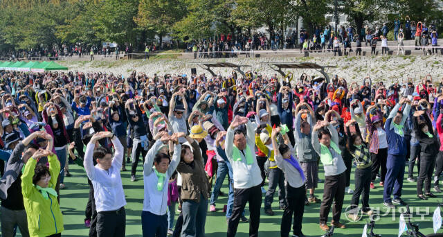 12일 오전 의정부시 중랑천 동막교 광장에서 열린 '2024 한마음 건강걷기 대회'에서 김동근 의정부시장, 김연균 의정부시의회 의장 등 내빈과 참석자들이 준비운동을 하고 있다. 윤원규기자