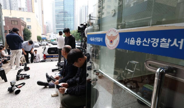 경찰이 비공개 소환 방침을 언급한 문다혜씨의 출두 시기를 예측하지 못해 용산경찰서 앞에서 이른바 ‘뻗치기’를 하고 있는 기자들. 연합뉴스