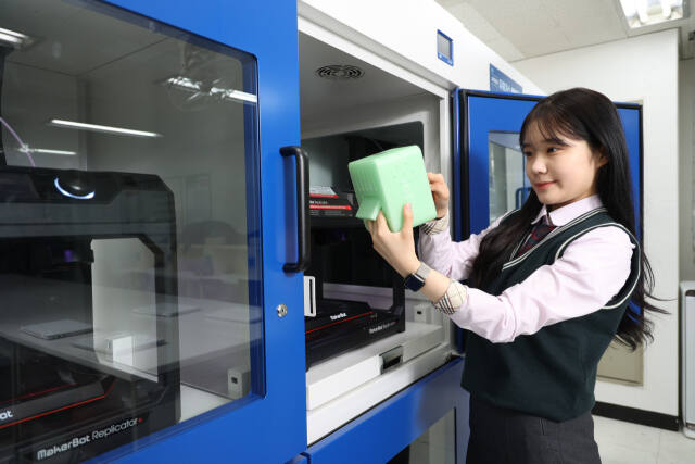 스마트전자과 학생이 3D프린터작품제작을 위해 실습하고 있다. 평촌과학기술고 제공