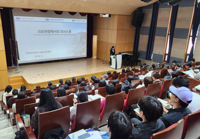 재능대 간호학과 ‘M.V.C 동아리’가 개최한 ‘2025년 우수 대형병원 취업특강 및 설명회’에서 학생들이 강연을 듣고 있다. 재능대 제공