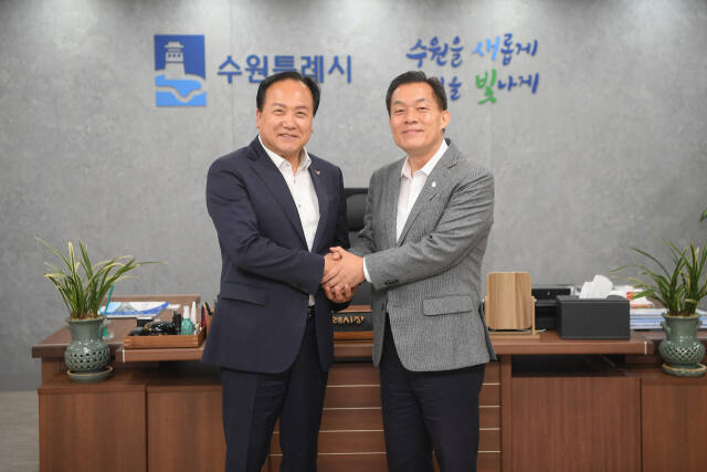 이권재 시장(좌)이 이재준 수원시장에게 운암뜰 개발사업 지분 유상양도를 요청한 후 기념사진을 촬영하고 있다. 오산시 제공