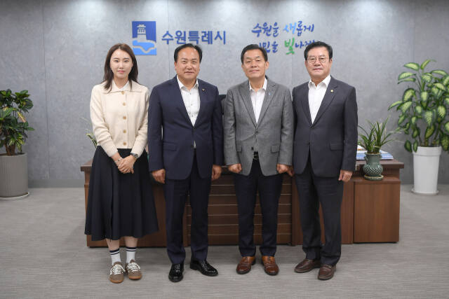 이권재 시장과 함께 수원시를 방문한 이상복 오산시의회 의장과 조미선 의원이 이재준 수원시장과 함께 기념사진을 촬영하고 있다. 오산시 제공