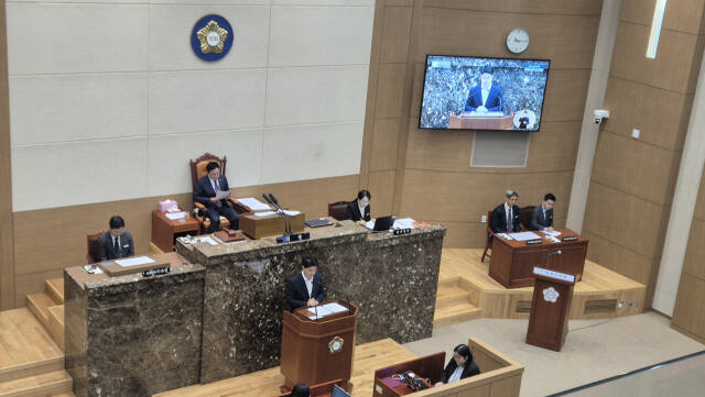 서학원 이천시의회 의원이 제249회 임시회 제1차 본회의에서 ‘5분 자유발언’을 통해 전문임기제인 ‘정책보좌관’의 문제점을 지적하고 있다. 김정오기자