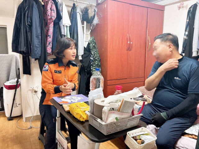 의왕소방서가 거동이 불편한 중증 장애인의 집을 방문해 안전교육을 실시하는 ‘중·대·방문’을 특수시책으로 진행하고 있어 큰 호응을 얻고 있다. 의왕소방서 제공