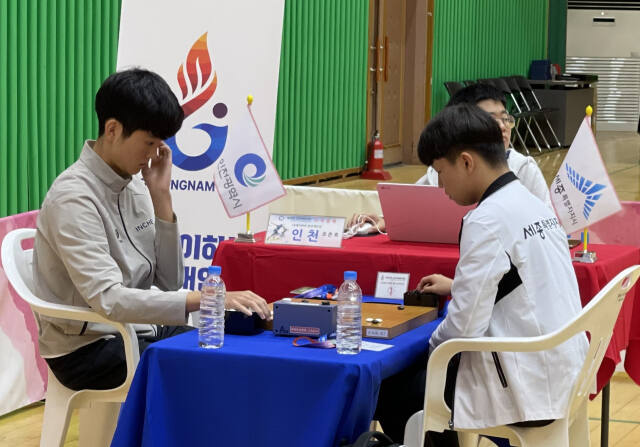 13일 함양 고운체육관에서 열린 바둑 고등부 혼성 개인전에서 조은호(대인고)가 세종 박대현(보람고)과의 대국을 펼치고 있다.인천시체육회 제공