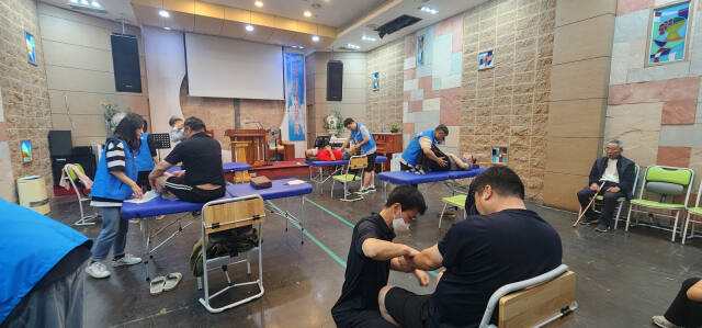 지난 12일 경기도물리치료사회가 영등포광야교회 홈리스 복지센터에서 쪽방촌 주민들을 위한 정기 봉사활동을 진행했다. 경기도물리치료사회 제공