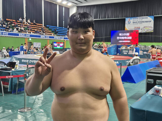 씨름 대학부 장사급 첫 금메달 김민호.임창만기자