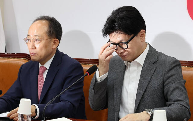 국민의힘 한동훈 대표가 14일 오전 국회에서 열린 최고위원회의에서 발언을 하며 자료를 보고 있다. 연합뉴스