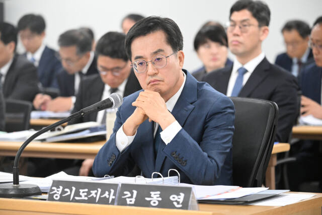 김동연 경기도지사가 14일 경기도청에서 열린 국회 행정안전위원회의 국정감사에 참석하고 있다. 조주현기자