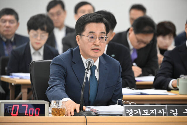14일 경기도청에서 열린 국회 행정안전위원회의 경기도 국정감사에서 김동연 도지사가 질의에 응답하고 있다. 조주현 기자
