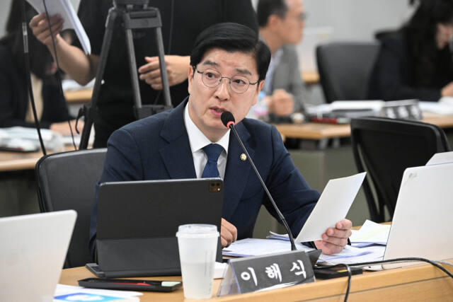 14일 경기도청에서 열린 국회 행정안전위원회의 경기도 국정감사에서 이해식 더불어민주당(서울 강동구을)이 김동연 도지사에게 질의하고 있다. 조주현기자