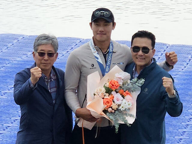 제105회 전국체육대회 카누 남자일반부 K1-200m에서 금메달을 딴 장상원(연수구청) 선수가 이재호 연수구청장과 기념촬영을 하고 있다. 박귀빈기자