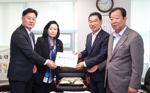 경기도의회가 국회에 지방의회법 제정 등의 내용을 담은 건의서를 전달했다. 사진은 왼쪽부터 최종현 도의회 더불어민주당 대표, 정윤경 부의장, 신정훈 국회 행정안전위원장, 임상오 도의회 안전행정위원장. 경기도의회 제공